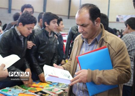استقبال پر شور دانش آموزان بافقی از نمایشگاه کتاب
